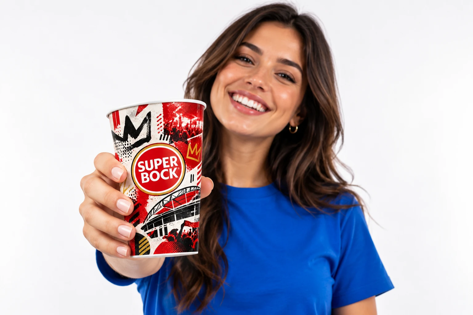Mulher sorrindo segurando um copo personalizado